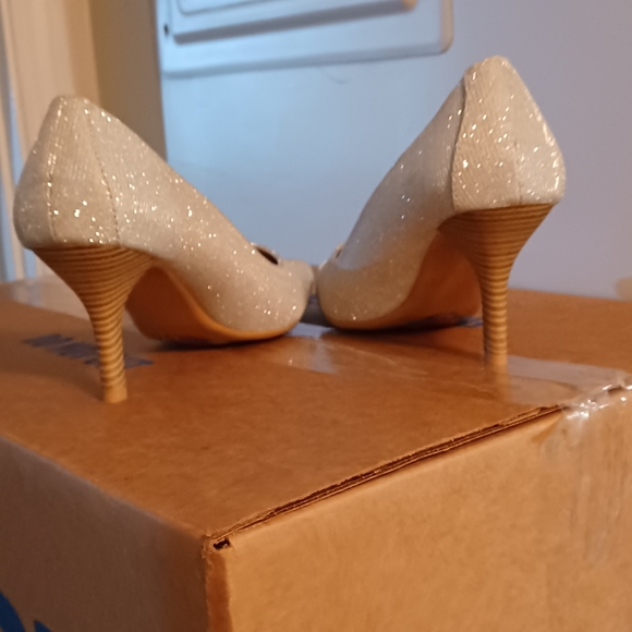 beautiful silver glitter shoes - Picture 2 of 3
